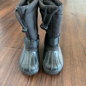 LIKE NEW SNOW BOOTS size 12